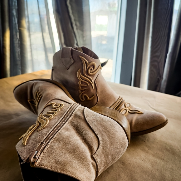Women's Suede Embroidered Ankle Boots - Tan - Picture 6 of 6